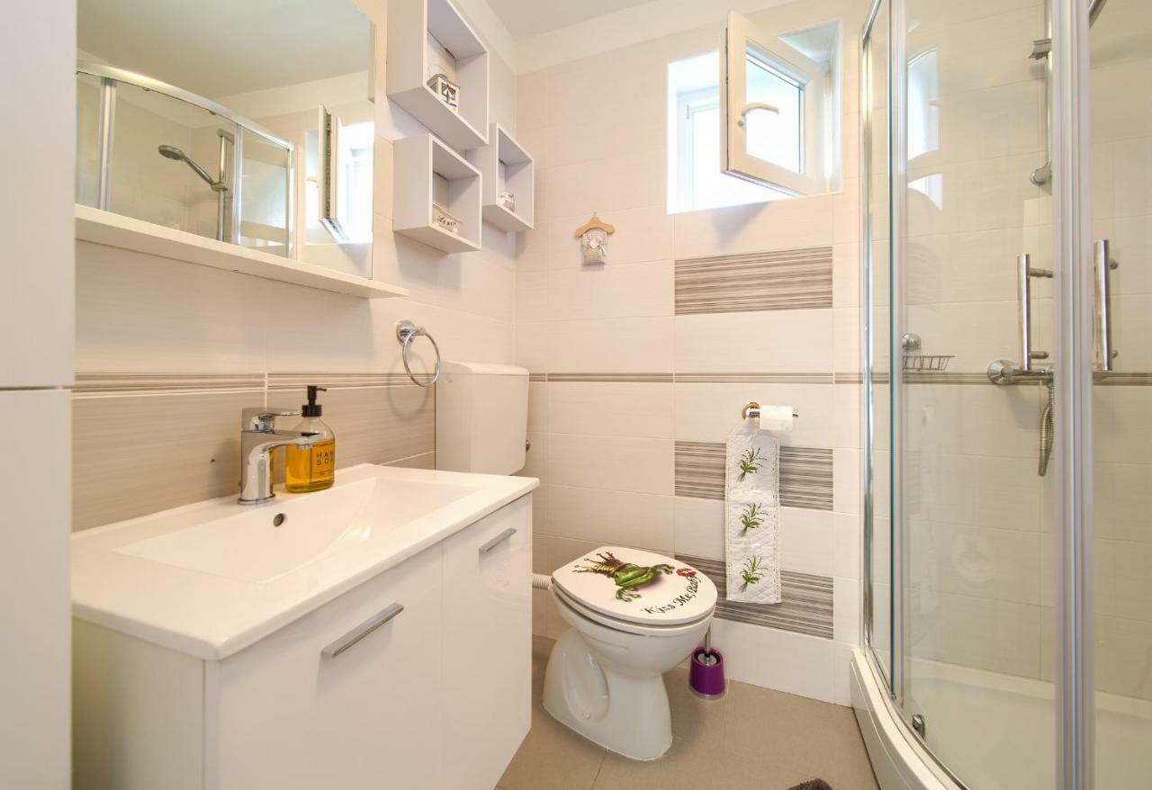 Apartman Lavandin Cizici Exterior photo